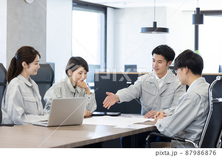 ビジネス　設計　開発　オフィスシーン 87986876