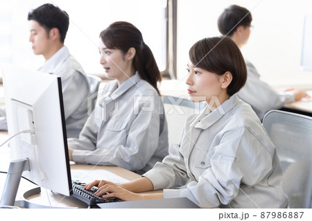 ビジネス　設計　開発　オフィスシーン 87986887