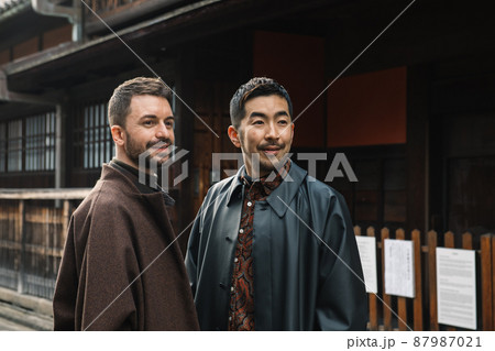 京都を歩く男性2人のポートレート 京都を歩く男性2人のポートレート 87987021