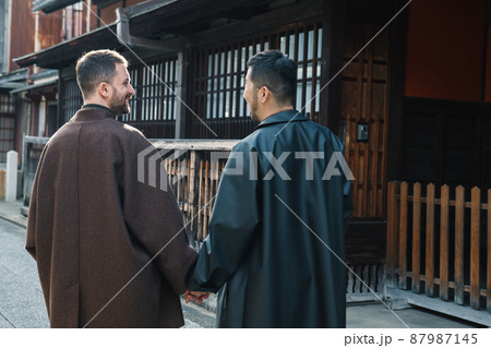京都を歩く同性愛カップルのポートレート 87987145