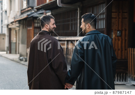京都を歩く同性愛カップルのポートレート 京都を歩く同性愛カップルのポートレート 87987147