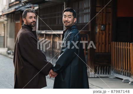 京都を歩く同性愛カップルのポートレート 京都を歩く同性愛カップルのポートレート 87987148