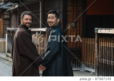 京都を歩く同性愛カップルのポートレート 京都を歩く同性愛カップルのポートレート 87987149