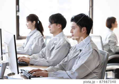 ビジネス　設計　開発　オフィスシーン　　 87987340