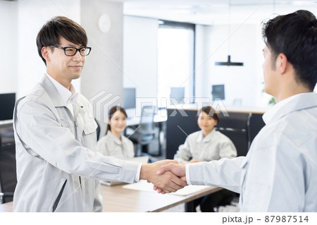 握手をする設計者 握手をする設計者 87987514