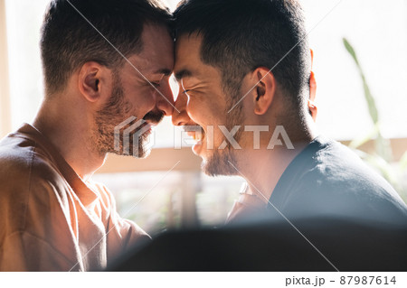 同性愛カップル・多様性・LGBTQ・ゲイのカップルイメージ 87987614