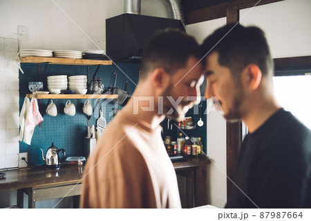 同性愛カップル・多様性・LGBTQ・ゲイのカップルイメージ 87987664