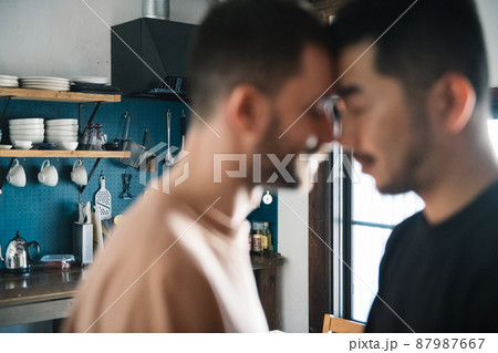 同性愛カップル・多様性・LGBTQ・ゲイのカップルイメージ 同性愛カップル・多様性・LGBTQ・ゲイのカップルイメージ 87987667