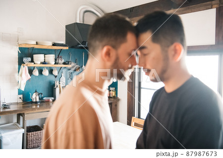 同性愛カップル・多様性・LGBTQ・ゲイのカップルイメージ 同性愛カップル・多様性・LGBTQ・ゲイのカップルイメージ 87987673
