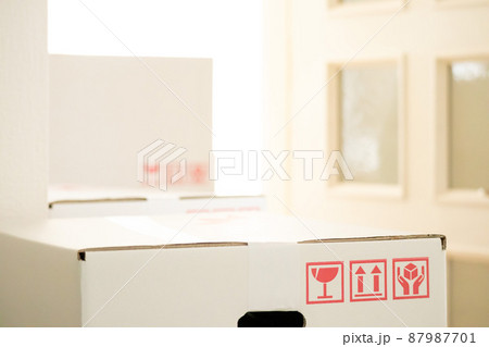 引っ越しのダンボールと部屋の入り口 引っ越しのダンボールと部屋の入り口 87987701