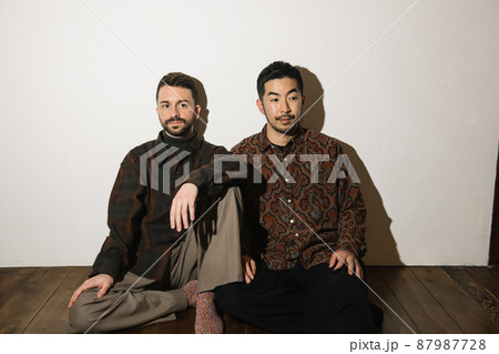 同性愛カップル・LGBTQイメージ　 87987728