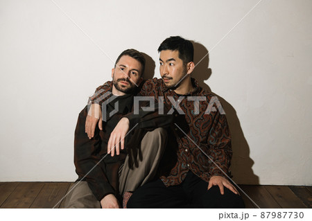 同性愛カップル・LGBTQイメージ　 87987730