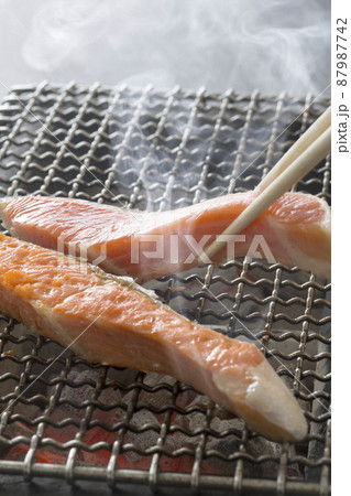 焼き鮭、塩鮭、塩鮭を魚焼で焼く 焼き鮭、塩鮭、塩鮭を魚焼で焼く 87987742