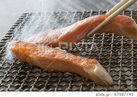 焼き鮭、塩鮭、塩鮭を魚焼で焼く 焼き鮭、塩鮭、塩鮭を魚焼で焼く 87987745