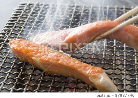 焼き鮭、塩鮭、塩鮭を魚焼で焼く 焼き鮭、塩鮭、塩鮭を魚焼で焼く 87987746