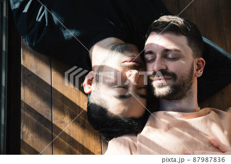 同性愛カップル・LGBTQイメージ　 87987836