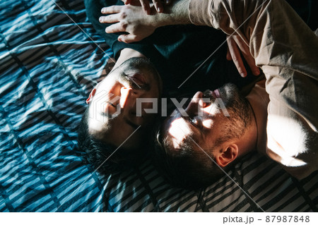 同性愛カップル・LGBTQイメージ　 87987848