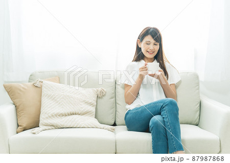 ソファに座る中高年女性(飲み物) ソファに座る中高年女性(飲み物) 87987868