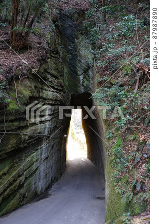 千葉県富津市の燈籠坂大師の切通しトンネルの風景 千葉県富津市の燈籠坂大師の切通しトンネルの風景 87987890