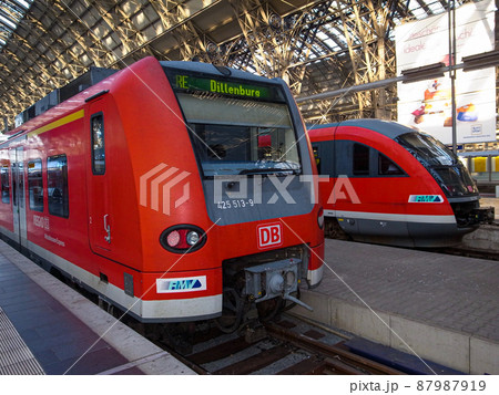 フランクフルト中央駅のドイツ鉄道の車両 フランクフルト中央駅のドイツ鉄道の車両 87987919