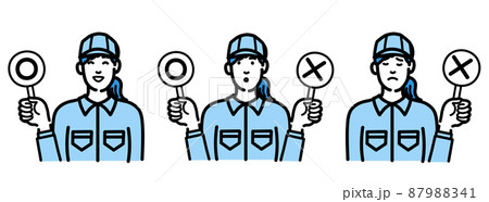 マルバツの札を持っている作業服の若い女性のセット 87988341