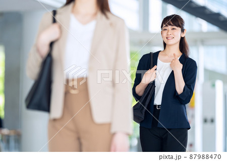 ビジネス　ビジネスマン　オフィス　女性 87988470