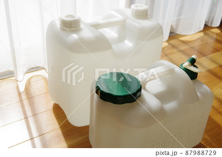 水の入ったポリタンク 水の入ったポリタンク 87988729