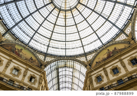 ミラノのショッピングモールのアーケード ミラノのショッピングモールのアーケード 87988899