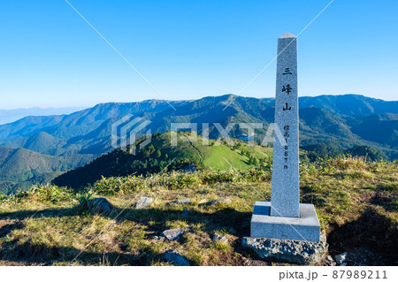 信州ビーナスライン・三峰山トレッキング (山頂から美ヶ原を望む) 信州ビーナスライン・三峰山トレッキング (山頂から美ヶ原を望む) 87989211