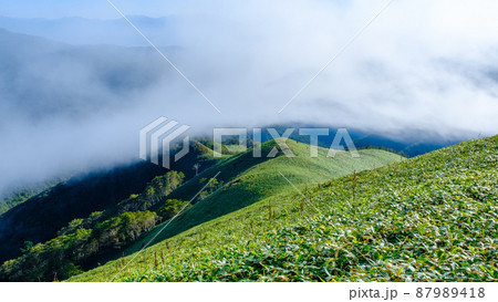 信州ビーナスライン・三峰山トレッキング　（山頂の景色） 87989418