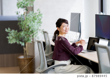 はたらく女性 87989445