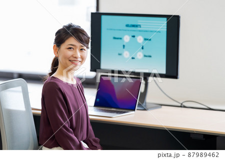 はたらく女性 87989462