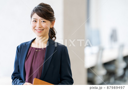 はたらく女性 87989497