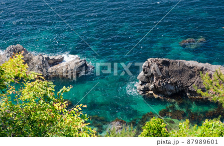 山陰海岸の美しい風景です。変化に富んだ断崖は日本海です。清廉なイメージの背景にどうぞ。島根県 山陰海岸の美しい風景です。変化に富んだ断崖は日本海です。清廉なイメージの背景にどうぞ。島根県 87989601