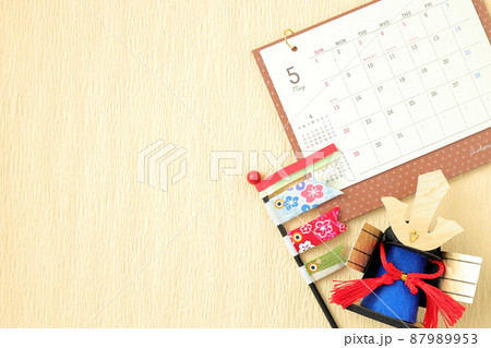 こどもの日のイメージ｜5月カレンダーと鯉のぼりと兜 87989953