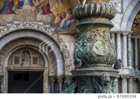 サンマルコ寺院の鳩・ベネチア サンマルコ寺院の鳩・ベネチア 87990104