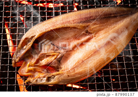 ホッケの開きを焼く ホッケの開きを焼く 87990137