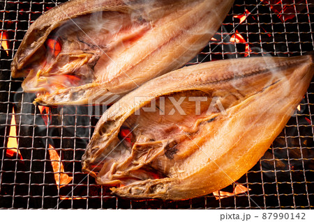 ホッケの開きを焼く ホッケの開きを焼く 87990142