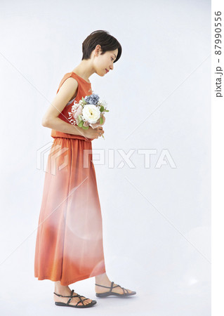 ブーケを持つ女性　クールビューティー　 87990556