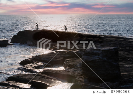 日本海の断層・ホルンフェルスと続く岩礁風景です。夕暮れの海苔石園地の釣り人風景です。山口県 87990568