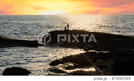 日本海の断層・ホルンフェルスと続く岩礁風景です。夕暮れの海苔石園地の釣り人風景です。山口県 87990569