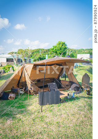 海を眺めるキャンプ キャンプ道具 ソロキャンプ 綺麗 87990924