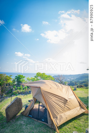 海を眺めるキャンプ キャンプ道具 無骨キャンプ 綺麗 87990925