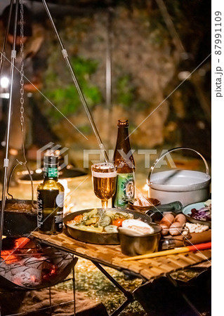 夜キャンプ 豪華 ランプ ランタン グランピング ワイン キャンプ料理 87991109