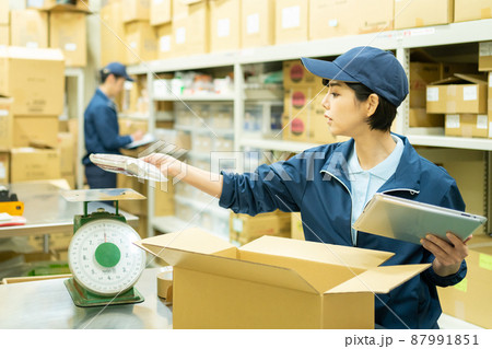 倉庫で働く女性 倉庫で働く女性 87991851
