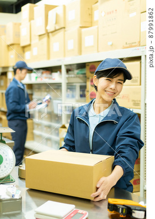 倉庫で働く女性 倉庫で働く女性 87991862