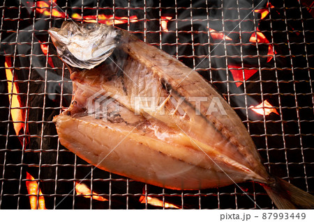 アジの開きを焼く 87993449
