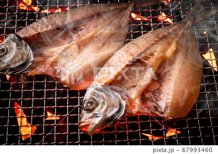 アジの開きを焼く 87993460