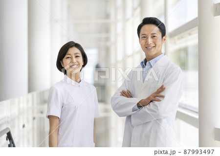 白衣を着た30代の男性と女性 医療従事者イメージ カメラ目線 笑顔 白衣を着た30代の男性と女性 医療従事者イメージ カメラ目線 笑顔 87993497