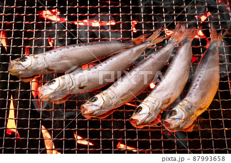 いわし丸干しを焼く いわし丸干しを焼く 87993658